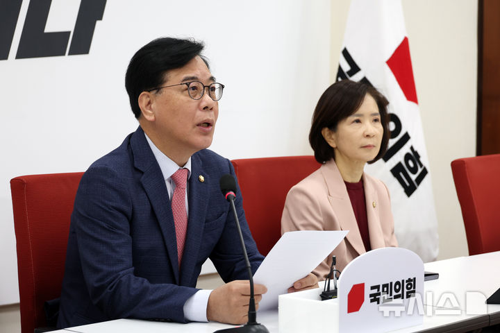 [서울=뉴시스] 고승민 기자 = 송언석 국민의힘 원내대표가 3일 서울 여의도 국회에서 현안 기자간담회를 하고 있다. 2026.05.03. kkssmm99@newsis.com