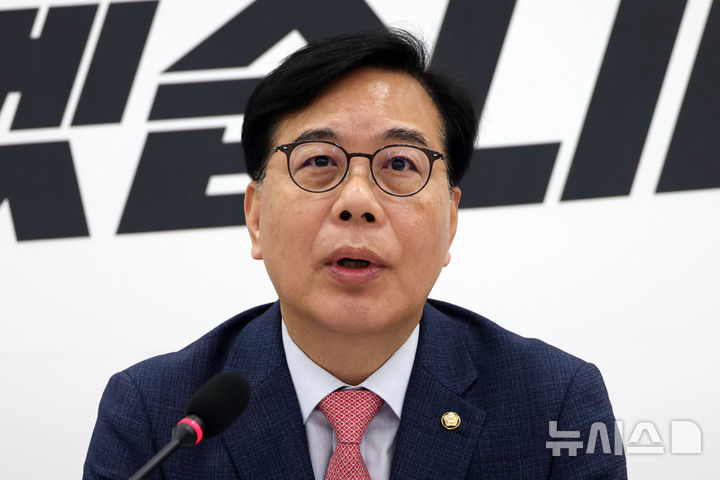 [서울=뉴시스] 고승민 기자 = 송언석 국민의힘 원내대표가 3일 서울 여의도 국회에서 현안 기자간담회를 하고 있다. 2026.05.03. kkssmm99@newsis.com