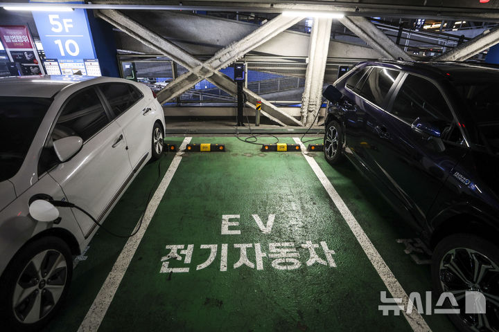 [서울=뉴시스] 정병혁 기자 = 고유가로 인해 전기차 인기가 늘어나고 있다. 정부가 전기차 보조금을 강화하면서 국내 운행 중인 전기차가 100만 대를 넘어섰다. 국내에서 판매된 신차 다섯 대 중 한 대는 전기차인 것으로 나타났다. 정부는 전기차 충전요금을 세분화해 비용 부담을 더 낮추는 방안을 추진있다. 사진은 3일 서울 용산구 용산역 주차장 전기차 충전소. 2026.05.03. jhope@newsis.com