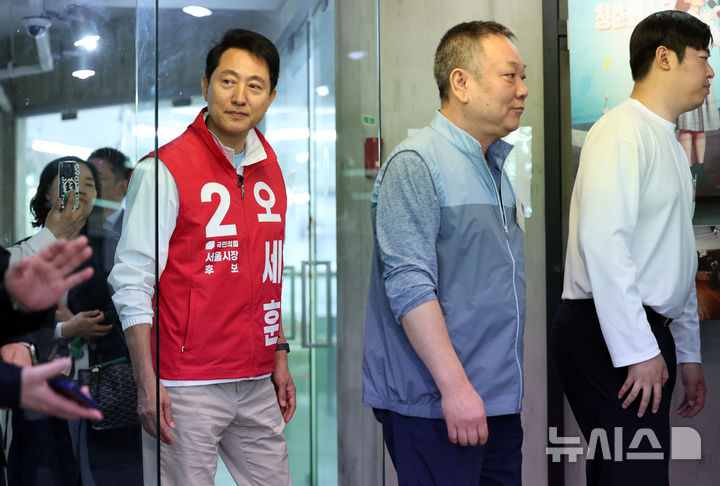 [서울=뉴시스] 최진석 기자 = 오세훈 국민의힘 서울시장 후보가 3일 서울 종로구 대왕빌딩에서 열린 시민동행선대위원장단 간담회에 입장하고 있다. 2026.05.03. myjs@newsis.com