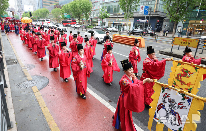 [서울=뉴시스] 이영환 기자 = 종묘대제 어가행렬이 3일 오전 서울 종로구 경복궁 광화문에서 출발해 종묘로 향하고 있다. 2026.05.03. 20hwan@newsis.com