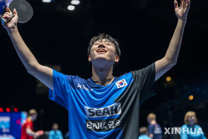 [런던=신화/뉴시스] 중국과의 2026 국제탁구연맹(ITTF) 세계탁구선수권대회 단체전 파이널스 남자 1그룹 조별리그 2차전에서 승리를 따낸 오준성. 2026.05.02.