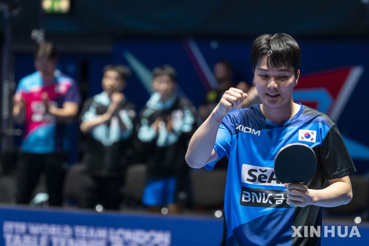 [런던=신화/뉴시스] 중국과의 2026 국제탁구연맹(ITTF) 세계탁구선수권대회 단체전 파이널스 남자 1그룹 조별리그 2차전에서 승리를 따낸 안재현. 2026.05.02.
