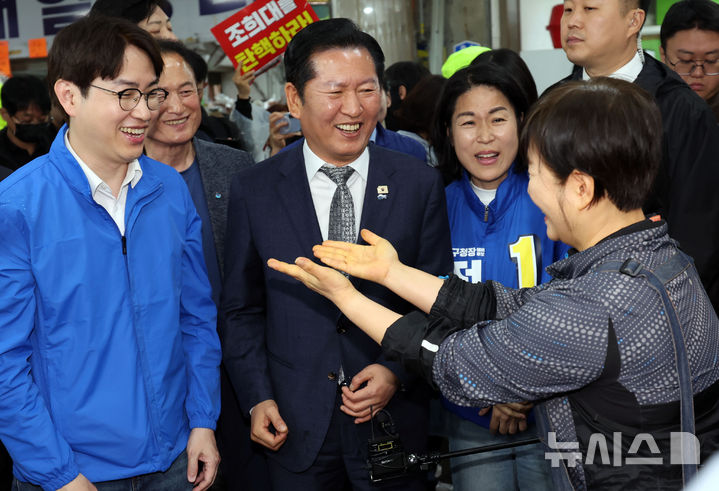  [부산=뉴시스] 하경민 기자 = 정청래 더불어민주당 대표가 3일 부산 북구 구포시장에서 하정우 전 청와대 AI미래기획수석 등과 상인들에게 인사하며 지지를 호소하고 있다. 2026.05.03. yulnetphoto@newsis.com