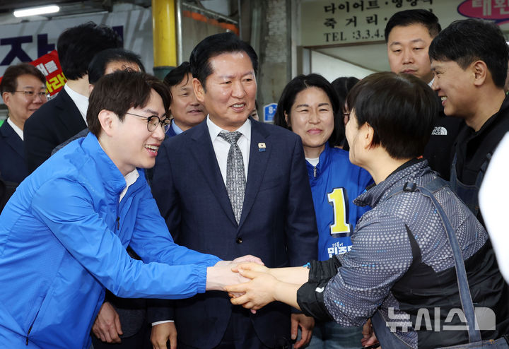  [부산=뉴시스] 하경민 기자 = 정청래 더불어민주당 대표가 3일 부산 북구 구포시장에서 하정우 전 청와대 AI미래기획수석 등과 상인들에게 인사하며 지지를 호소하고 있다. 2026.05.03. yulnetphoto@newsis.com