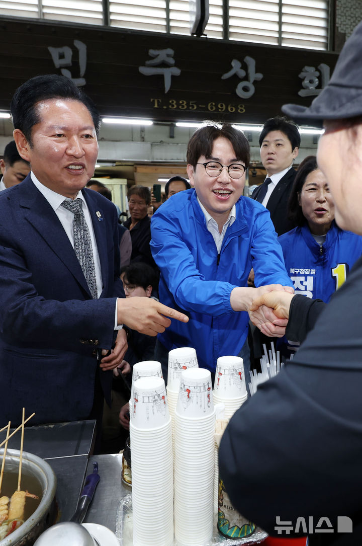  [부산=뉴시스] 하경민 기자 = 정청래 더불어민주당 대표가 3일 부산 북구 구포시장에서 하정우 전 청와대 AI미래기획수석 등과 상인들에게 인사하며 지지를 호소하고 있다. 2026.05.03. yulnetphoto@newsis.com