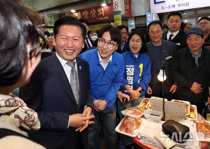  [부산=뉴시스] 하경민 기자 = 정청래 더불어민주당 대표가 3일 부산 북구 구포시장에서 하정우 전 청와대 AI미래기획수석 등과 상인들에게 인사하며 지지를 호소하고 있다. 2026.05.03. yulnetphoto@newsis.com