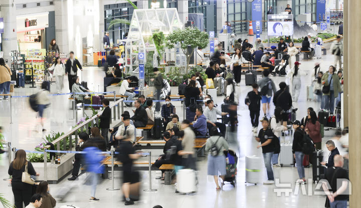 [인천공항=뉴시스] 김근수 기자 = 일본 골든위크와 중국 노동절 연휴가 겹치는 주말인 3일 오전 인천국제공항 제1여객터미널에서 여행객들이 입국장으로 들어서고 있다. 2026.05.03. ks@newsis.com