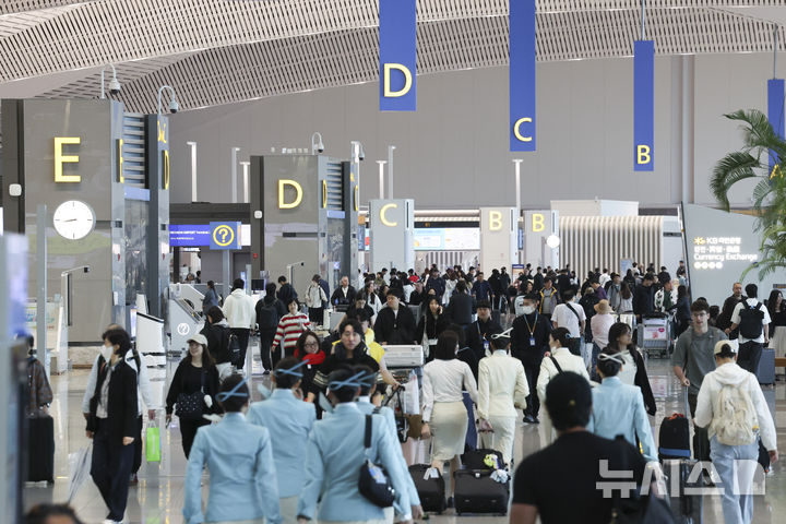 [인천공항=뉴시스] 김근수 기자 = 인천국제공항 제2여객터미널에서 여행객들이 이동하고 있다. 2026.05.03. ks@newsis.com
