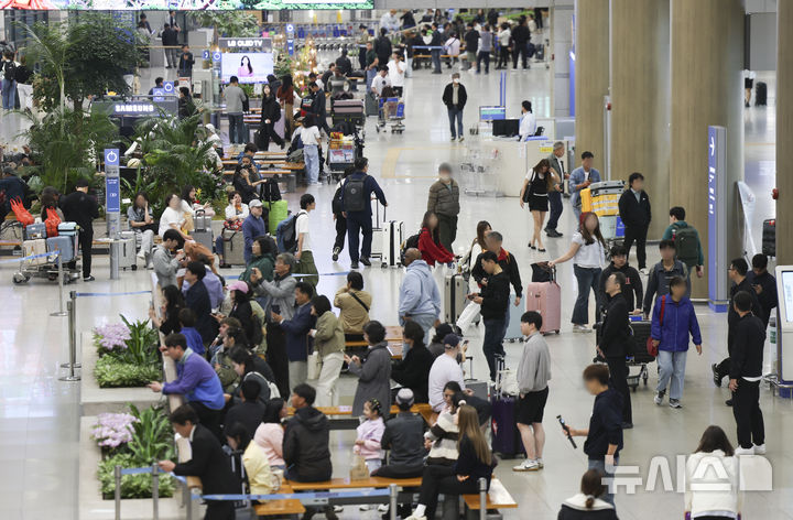 [인천공항=뉴시스] 김근수 기자 = 일본 골든위크와 중국 노동절 연휴가 겹치는 주말인 지난 3일 오전 인천국제공항 제1여객터미널에서 여행객들이 입국장으로 들어서고 있다. 2026.05.03. ks@newsis.com