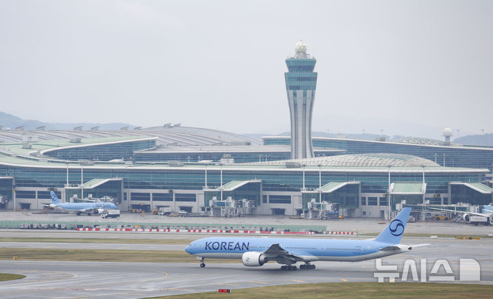 [인천공항=뉴시스] 김근수 기자 = 5월부터 주요 항공사의 유류할증료를 인상한 가운데 3일 오전 인천국제공항에서 항공기가 활주로에 계류해 있다. 2026.05.03. ks@newsis.com