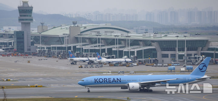 [인천공항=뉴시스] 김근수 기자 = 5월부터 주요 항공사의 유류할증료를 인상한 가운데 3일 오전 인천국제공항에서 항공기가 활주로에 계류해 있다. 2026.05.03. ks@newsis.com