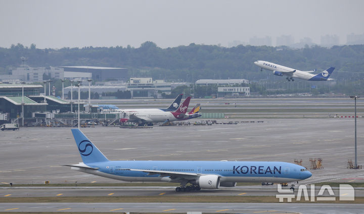 [인천공항=뉴시스] 김근수 기자 = 5월부터 주요 항공사의 유류할증료를 인상한 가운데 3일 오전 인천국제공항에서 항공기가 활주로에 계류해 있다. 2026.05.03. ks@newsis.com