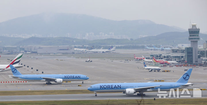 [인천공항=뉴시스] 김근수 기자 = 5월부터 주요 항공사의 유류할증료를 인상한 가운데 3일 오전 인천국제공항에서 항공기가 활주로에 계류해 있다. 2026.05.03. ks@newsis.com