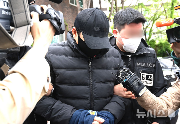 [수원=뉴시스] 김종택기자 = '마약왕' 박왕열에게 마약을 공급한 혐의로 구속영장이 청구된 '청담사장' 최모(51)씨가 구속 전 피의자 심문(영장실질심사)에 출석하기 위해 3일 경기 수원시 장안구 경기남부경찰청 마약·국제범죄수사대를 나서고 있다. 최씨는 2019년부터 필로폰 22kg 등 100억원 상당의 마약류를 국내에 밀반입하거나 유통한 혐의를 받고 있다. 2026.05.03. jtk@newsis.com