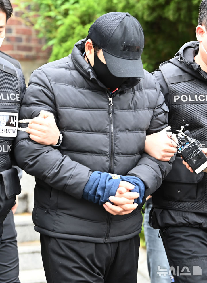 [수원=뉴시스] 김종택기자 = '마약왕' 박왕열에게 마약을 공급한 혐의로 구속영장이 청구된 '청담사장' 최모(51)씨가 구속 전 피의자 심문(영장실질심사)에 출석하기 위해 3일 경기 수원시 장안구 경기남부경찰청 마약·국제범죄수사대를 나서고 있다.최씨는 2019년부터 필로폰 22kg 등 100억원 상당의 마약류를 국내에 밀반입하거나 유통한 혐의를 받고 있다. 2026.05.03. jtk@newsis.com