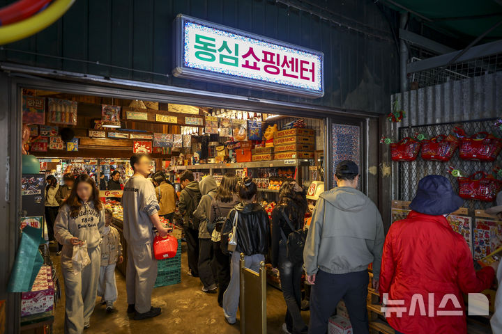 [서울=뉴시스] 정병혁 기자 = 어린이날을 이틀 앞둔 3일 서울 종로구 동대문 완구거리를 찾은 시민들이 장난감 및 문구 제품들을 살펴보고 있다. 2026.05.03. jhope@newsis.com