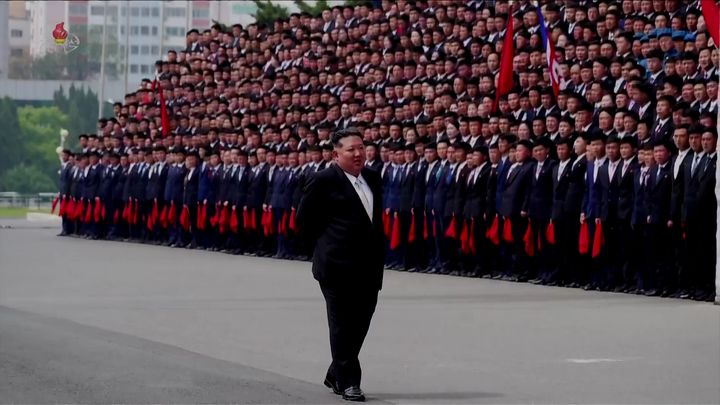 [서울=뉴시스] 김정은 북한 국무위원장이 지난 2일 사회주의애국청년동맹 제11차대회 참가자들을 만나 기념사진을 찍었다고 조선중앙TV가 3일 보도했다. (사진=조선중앙TV 캡처) 2026.05.15. *재판매 및 DB 금지