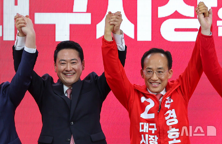 [대구=뉴시스] 이무열 기자 = 장동혁 국민의힘 대표와 추경호 대구시장 예비후보가 3일 대구 수성구 선거사무소 개소식에서 기념촬영을 하고 있다. 2026.05.03. lmy@newsis.com
