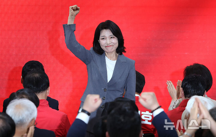 [대구=뉴시스] 이무열 기자 = 이진숙 전 방송통신위원장이 3일 대구 수성구 추경호 대구시장 예비후보 선거사무소 개소식에서 지지자들에게 인사하고 있다. 2026.05.03. lmy@newsis.com