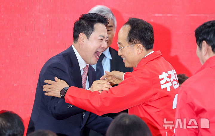 [대구=뉴시스] 이무열 기자 = 장동혁 국민의힘 대표와 추경호 대구시장 예비후보가 3일 대구 수성구 선거사무소 개소식에서 포옹하고 있다. 2026.05.03. lmy@newsis.com