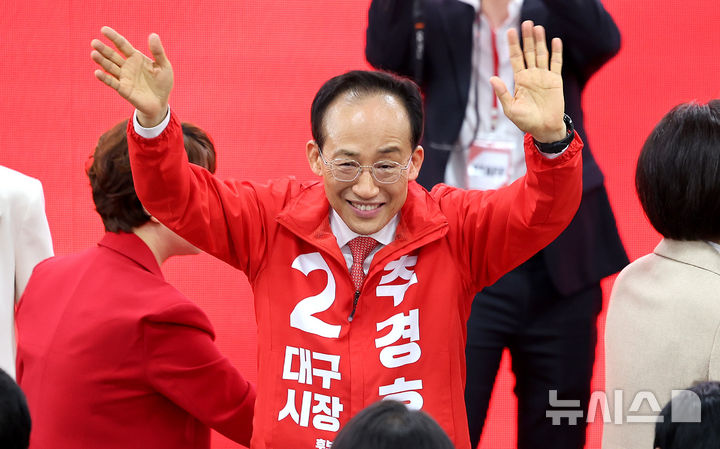 [대구=뉴시스] 이무열 기자 = 추경호 국민의힘 대구시장 예비후보가 3일 대구 수성구 자신의 선거사무소 개소식에서 지지자들에게 인사하고 있다. 2026.05.03. lmy@newsis.com