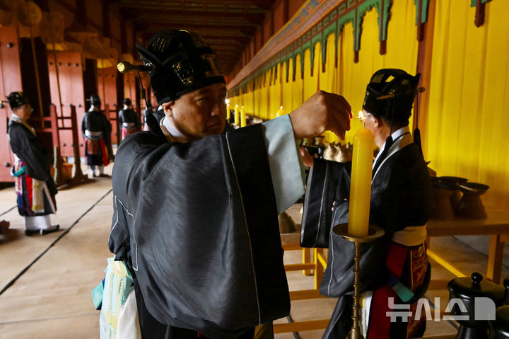 [서울=뉴시스] 이영환 기자 = 3일 오후 서울 종로구 종묘 정전에서 봉행된 종묘대제에서 제관들이 신관례(신을 맞이하는 예)를 하고 있다.(공동취재) 2026.05.03. photo@newsis.com