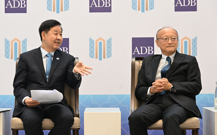 [서울=뉴시스] 황준선 기자 = 한.중.일 재무장관회의, ASEAN+3 재무장관회의 및 아시아개발은행(ADB) 연차총회 참석차 우즈베키스탄 사마라칸트를 방문중인 구윤철 부총리 겸 재정경제부 장관이 3일(현지시간) 콘글래서센터에서 칸다 마사토 아시아개발은행(ADB) 총재와 대화하고 있다. (사진=재정경제부 제공) 2026.05.04. photo@newsis.com *재판매 및 DB 금지
