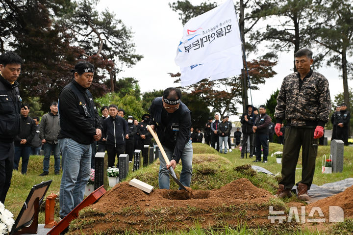 [광주=뉴시스] 이영주 기자 = 3일 오후 광주 북구 망월동 5·18구묘역 내 민족민주열사묘역에서 경남 진주 집회 참여 도중 화물차에 치어 숨진 화물연대 조합원 고(故) 서모씨의 하관식이 진행되고 있다. 2026.05.03. leeyj2578@newsis.com