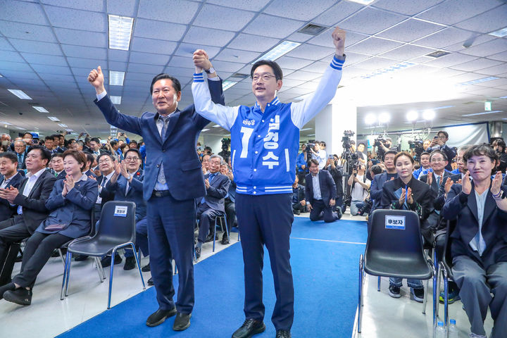 [서울=뉴시스] 고승민 기자 = 더불어민주당 정청래 대표와 김경수 경남도지사 후보가 3일 경남 창원 김경수 경남도지사 선거사무소에서 열린 개소식에서 포즈를 취하고 있다. (사진=더불어민주당 제공) 2026.05.03. photo@newsis.com *재판매 및 DB 금지