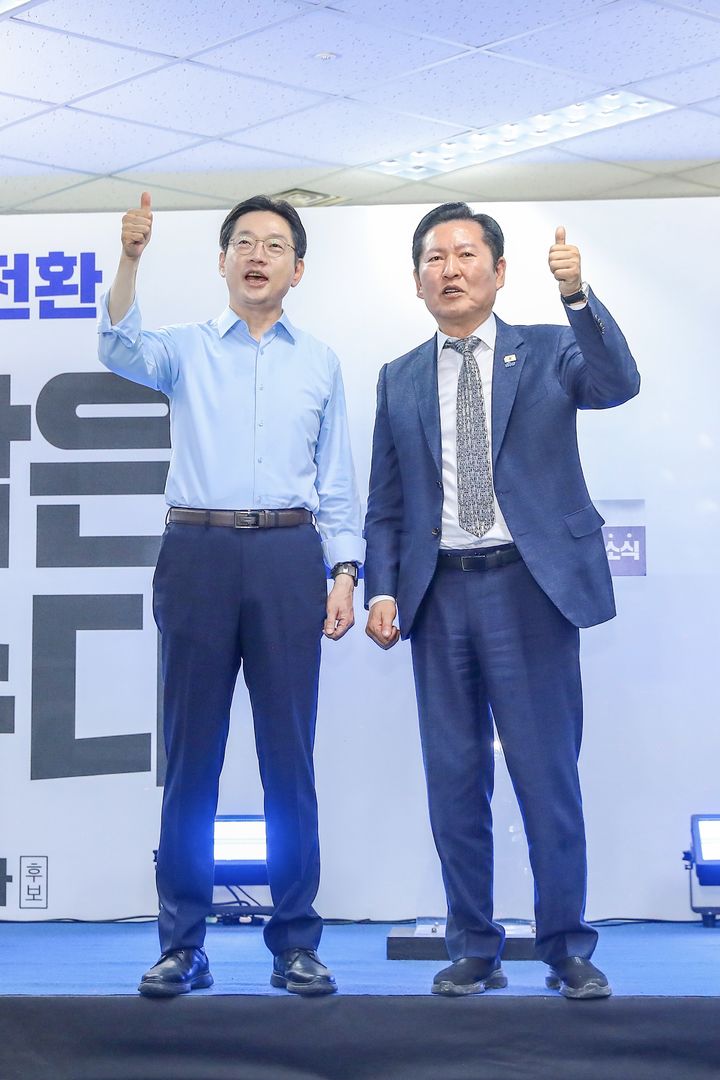 [서울=뉴시스] 고승민 기자 = 더불어민주당 정청래 대표와 김경수 경남도지사 후보가 3일 경남 창원 김경수 경남도지사 선거사무소에서 열린 개소식에서 포즈를 취하고 있다. (사진=더불어민주당 제공) 2026.05.03. photo@newsis.com *재판매 및 DB 금지