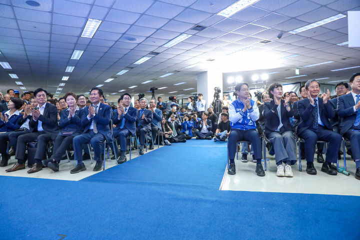 [서울=뉴시스] 고승민 기자 = 더불어민주당 정청래 대표와 김경수 경남도지사 후보가 3일 경남 창원 김경수 경남도지사 선거사무소에서 열린 개소식에 참석하고 있다. (사진=더불어민주당 제공) 2026.05.03. photo@newsis.com *재판매 및 DB 금지