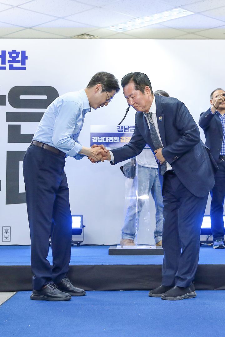 [서울=뉴시스] 고승민 기자 = 더불어민주당 정청래 대표와 김경수 경남도지사 후보가 3일 경남 창원 김경수 경남도지사 선거사무소에서 열린 개소식에서 악수를 하고 있다. (사진=더불어민주당 제공) 2026.05.03. photo@newsis.com *재판매 및 DB 금지