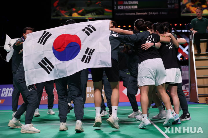 [호르센스=신화/뉴시스] 한국 여자 배드민턴 대표 선수들이 3일(현지 시간) 덴마크 호르센스에서 열린 2026 세계여자단체배드민턴선수권대회(우버컵) 결승에서 중국을 꺾고 우승한 후 태극기를 들고 세리머니하고 있다. 한국이 중국을 3-1로 꺾고 통산 세 번째 우승을 차지했다. 2026.05.04.