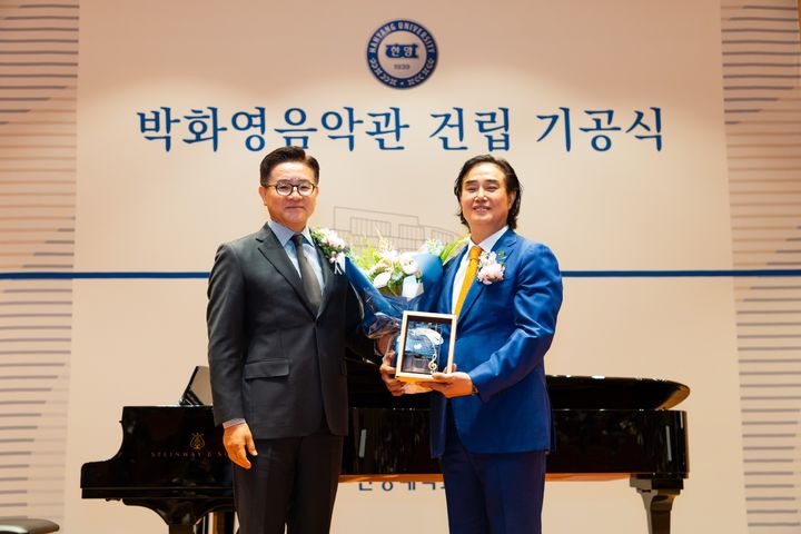 [서울=뉴시스] 이기정(왼쪽) 한양대 총장과 박화영 인코코 회장이 지난달 30일 열린 '박화영음악관 건립 기공식'에서 기념 사진을 촬영하고 있다. (사진=한양대 제공) 2026.05.04. photo@newsis.com *재판매 및 DB 금지