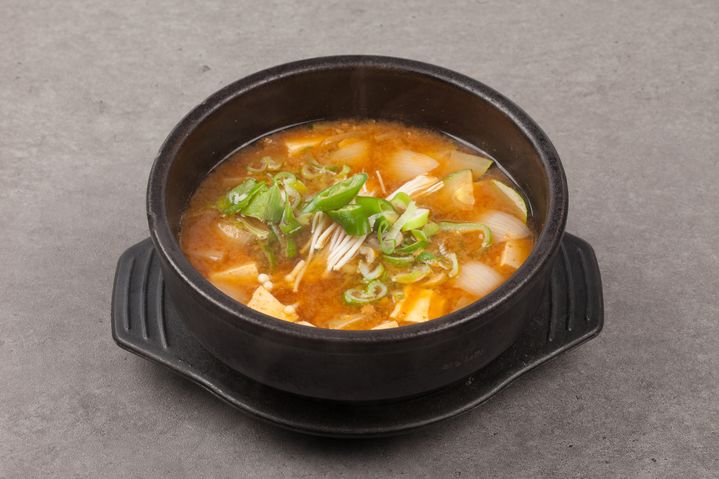 [서울=뉴사스] 4일 식품의약품안전처 식품안전정보원에 따르면 식품에서 이물을 발견하면 국번 없이 1399 전화 또는 인터넷(식품안전나라), 모바일 앱(내손안 식품안전정보)으로 신고 접수 할 수 있다. 최근 온라인 커뮤니티에 경북 문경새개 인근 한 식당에서 주문한 된장찌개 안에서 '싱크대 배수구 뚜껑'이 나왔다는 주장이 제기됐다. 해당 사진은 기사와 직접 관련이 없습니다. (사진=유토이미지 제공) 2026.05.04. photo@newsis.com&nbsp; *재판매 및 DB 금지