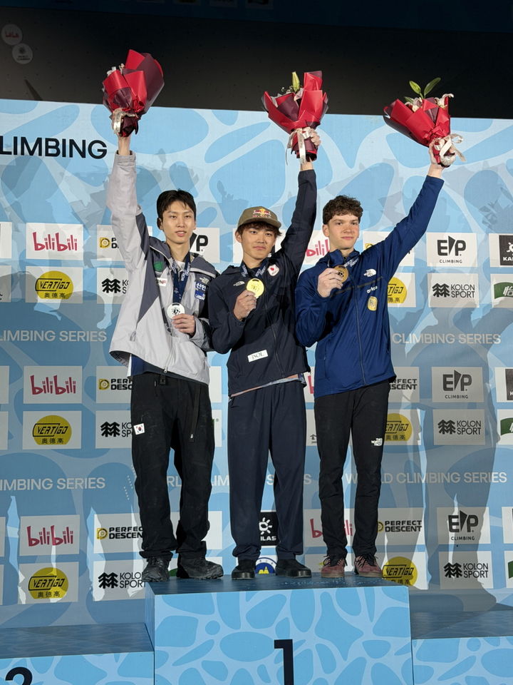 [서울=뉴시스]시상대에 오른 이도현(맨왼쪽). (사진=대한산악연맹 제공)