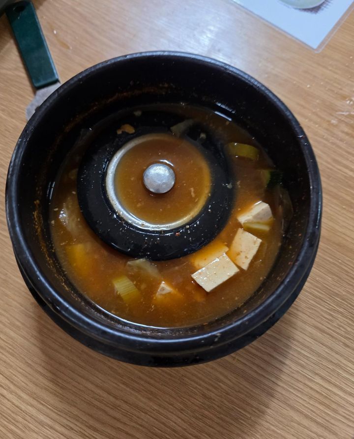 [서울=뉴시스] 지난 2일 온라인 커뮤니티 보배드림에는 '문경새재 앞 별미 싱크대 뚜껑 된장찌개'라는 제목의 글이 올라왔다. 작성자 A씨는 경상북도 문경의 한 식당에서 음식을 주문했다가 철수세미와 함께 나온 간고등어, 싱크대 뚜껑이 들어간 된장찌개를 받았다고 밝혔다. (사진=온라인 커뮤니티 '보배드림' 캡처) *재판매 및 DB 금지
