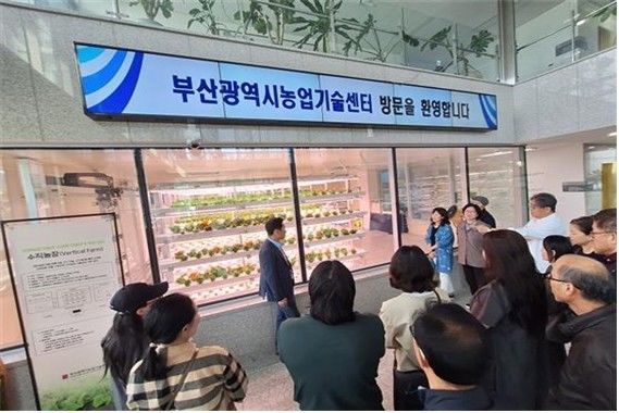 [부산=뉴시스] 참가자들이 부산시 농업기술센터에 방문해 수직농장을 견학하고 있다. (사진=부산시 제공) 2026.05.05. photo@newsis.com *재판매 및 DB 금지