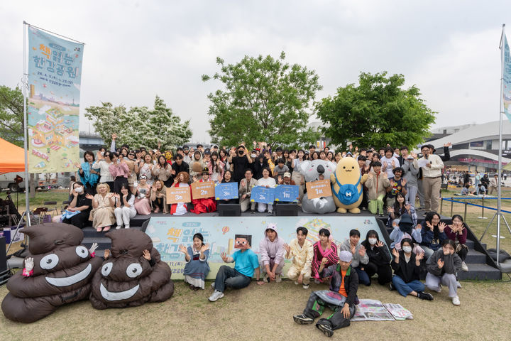 [서울=뉴시스] 지난 2일 서울 여의도 한강공원 멀티프라자에서 서울시 공공행사와 연계해 열린 르르르 책읽는 한강공원, 르르르의 시티뚜어 행사의 모습. (사진=현대차 제공) 2026.5.4. photo@newsis.com *재판매 및 DB 금지