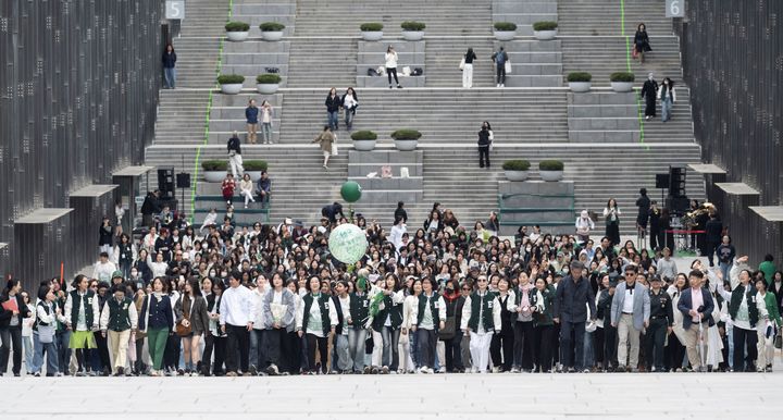 [서울=뉴시스] 지난 28일 이화여대는 캠퍼스 일대에서 창립 140주년을 기념하며 걷기 행사 '이화, 함께 걷다'를 진행했다. (사진=이화여대 제공) 2026.05.04. photo@newsis.com *재판매 및 DB 금지
