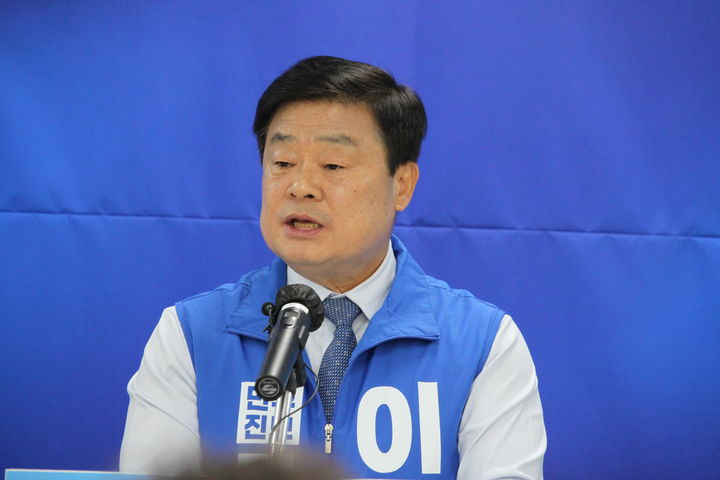 [천안=뉴시스] 최영민 기자 = 이병도 충남도교육감 예비후보가 4일 천안시청 브리핑실에서 기자회견을 하고 있다. 2026.05.04. ymchoi@newsis.com *재판매 및 DB 금지
