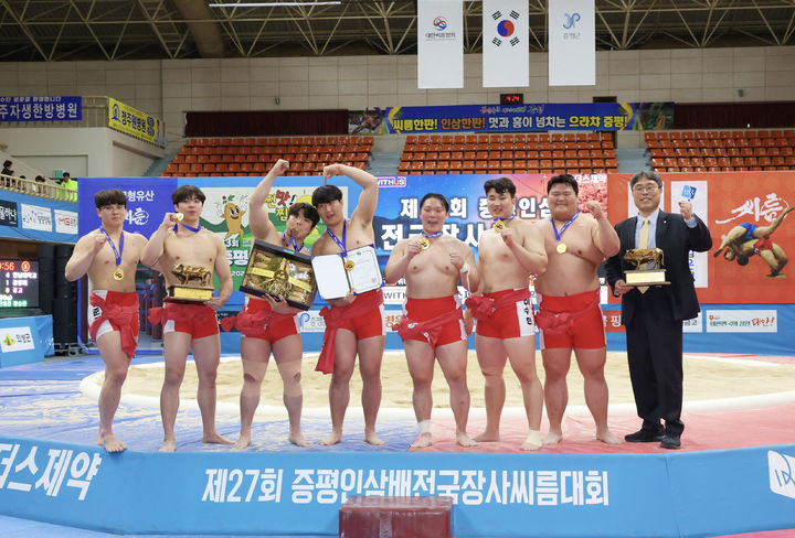 영남대 씨름부가 제27회 증평인삼배전국장사씨름대회 단체전에서 우승한 후 기념 포즈를 취하고 있다. *재판매 및 DB 금지