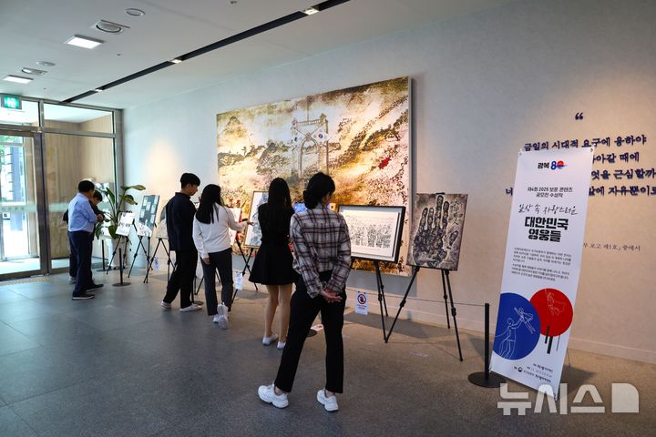 [서울=뉴시스] 자생의료재단이 주최한 보훈 작품 전시회를 관람하는 시민들의 모습. (사진= 자생한방병원 제공)
