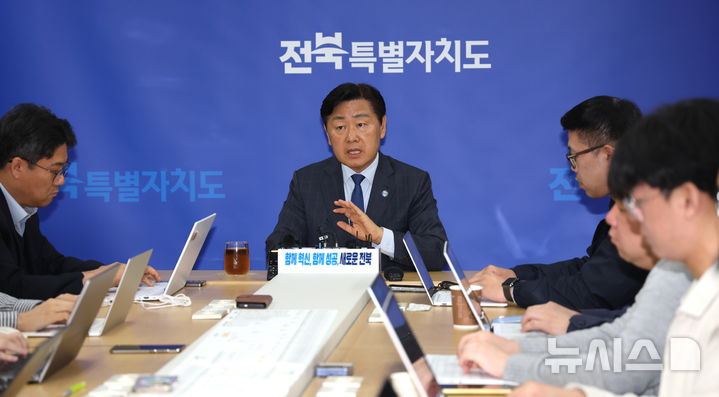 [전주=뉴시스] 김얼 기자 = 김관영 전북특별자치도지사가 4일 전북 전주시 전북특별자치도청 기자실에서 내란총합 특검과 관련한 기자회견을 열고 질의에 답변하고 있다. 2026.05.04. pmkeul@newsis.com