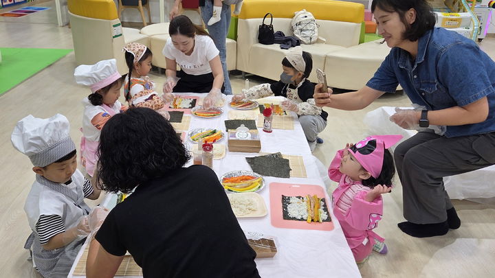 [창녕=뉴시스] 요리체험 참가 가족들이 함께 김밥을 만들고 있다. (사진= 창녕군 제공) 2026.05.04. photo@newsis.com *재판매 및 DB 금지
