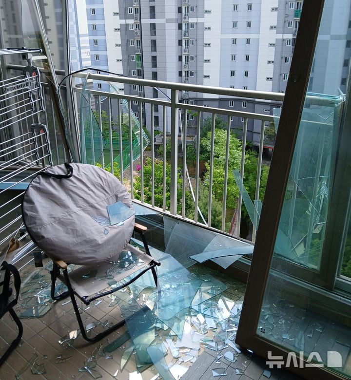 [음성=뉴시스] 4일 오전 충북 음성군의 한 아파트 10층에서 가스누출로 추정되는 폭발사고가 발생해 유리창이 파손됐다. (사진= 음성소방서 제공) 2026.05.04. photo@newsis.com *재판매 및 DB 금지