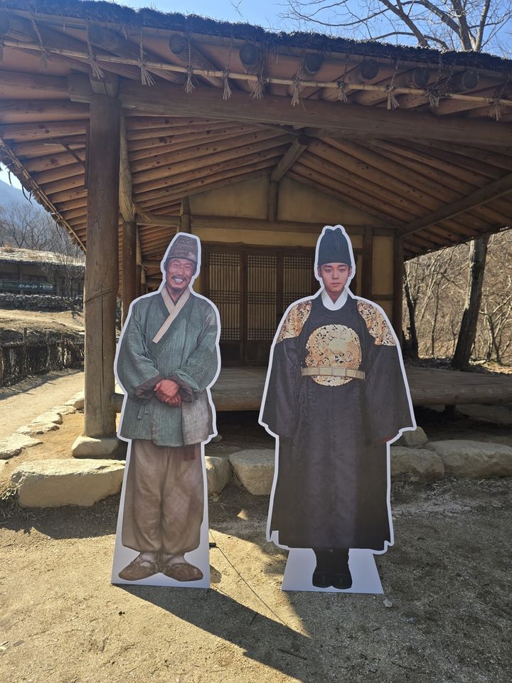 [문경=뉴시스] '왕과 사는 남자' 촬영지인 문경새재에 남자 주인공 등신대가 설치돼 있다. (사진=문경시 제공) 2026.05.04. photo@newsis.com *재판매 및 DB 금지