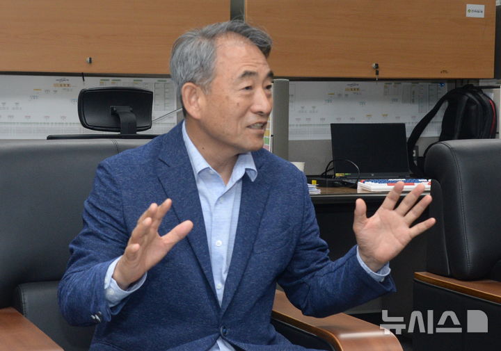 [전주=뉴시스] 김얼 기자 = 윤준병 더불어민주당 전북특별자치도당 위원장이 4일 전북 전주시 전북특별자치도의회 기자실에서 경선 마무리 소회 및 선거전략 관련 기자회견을 열고 질의에 답변하고 있다. 2026.05.04. pmkeul@newsis.com