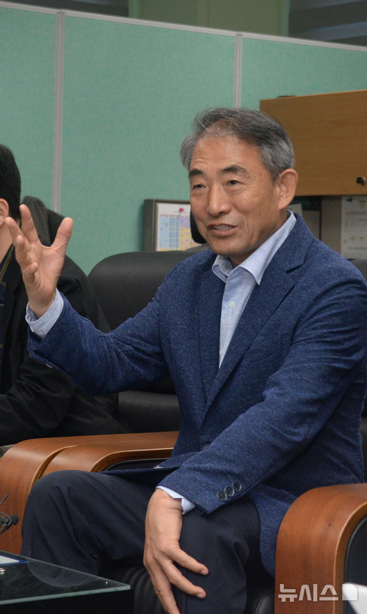 [전주=뉴시스] 김얼 기자 = 윤준병 더불어민주당 전북특별자치도당 위원장이 4일 전북 전주시 전북특별자치도의회 기자실에서 경선 마무리 소회 및 선거전략 관련 기자회견을 열고 질의에 답변하고 있다. 2026.05.04. pmkeul@newsis.com